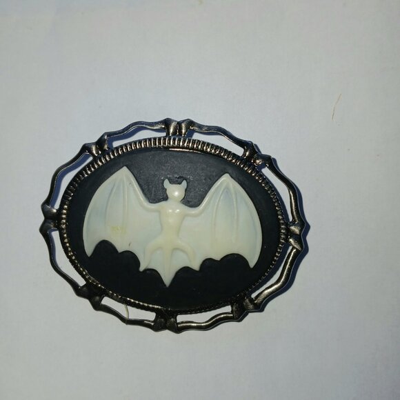 Gothic Bat Brooch Pin Pendant Halloween Vampire Cameo - Picture 4 of 4